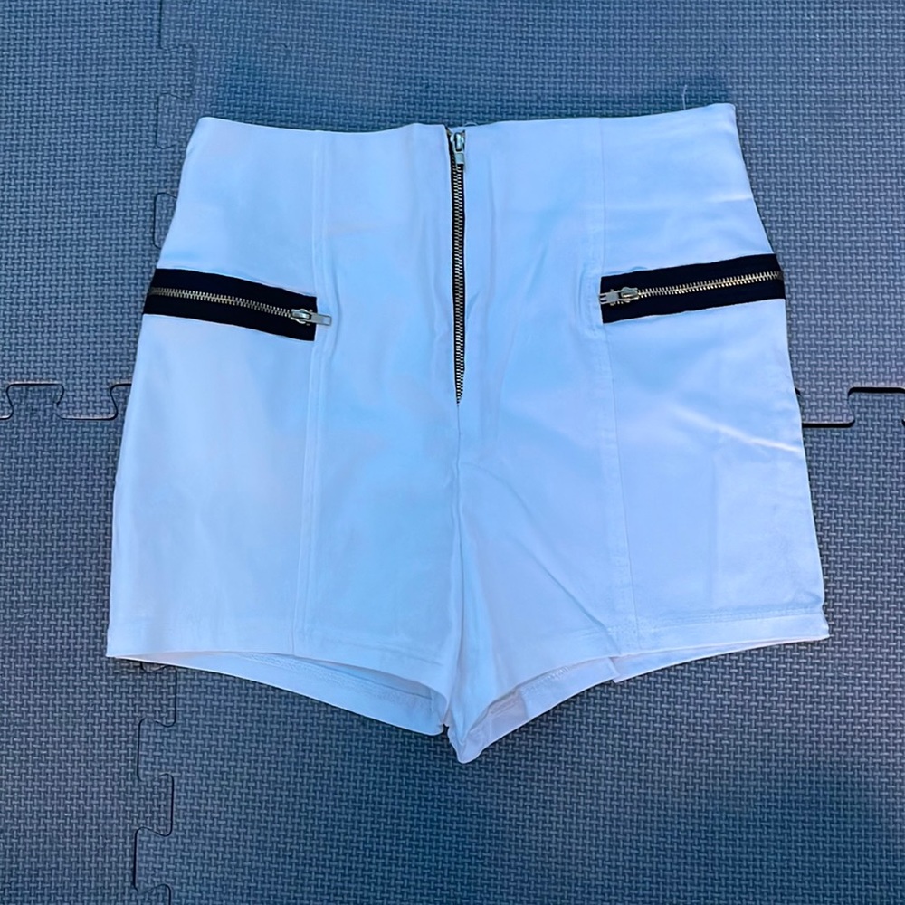 Stretchy high waist short shorts with zippers